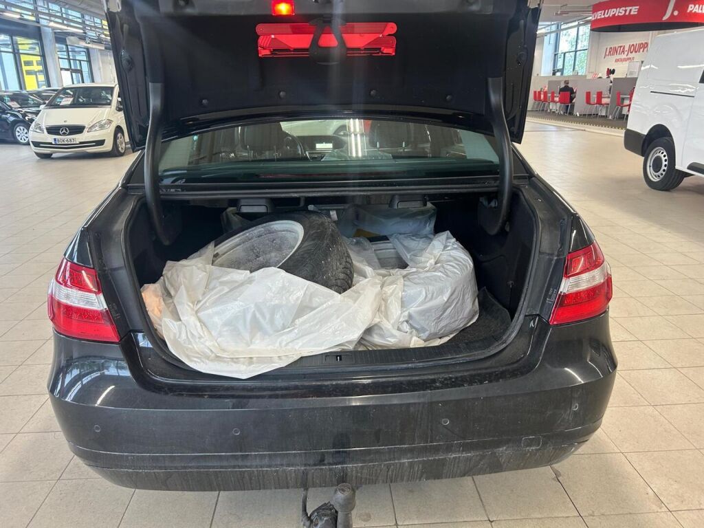 Mercedes-Benz E 2011 Musta