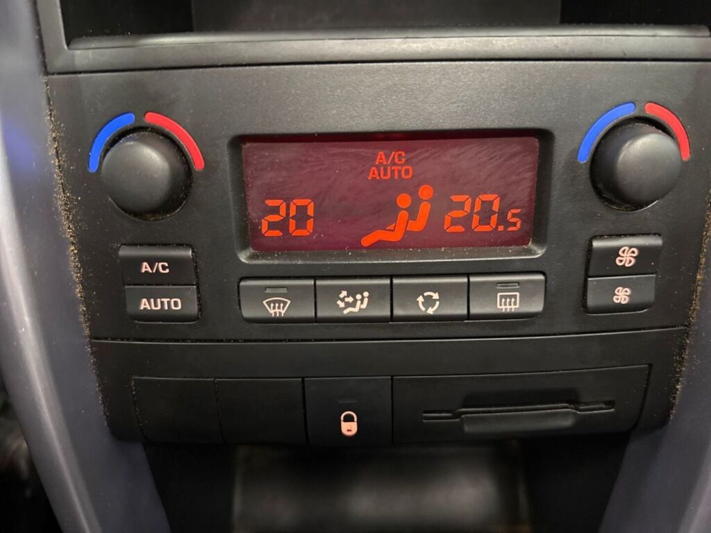 Peugeot 207 2008 Punainen