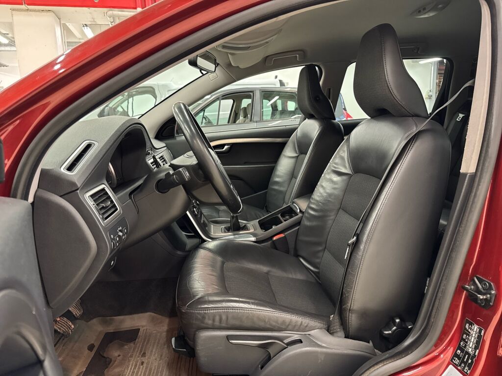 Volvo V70 2010 Punainen