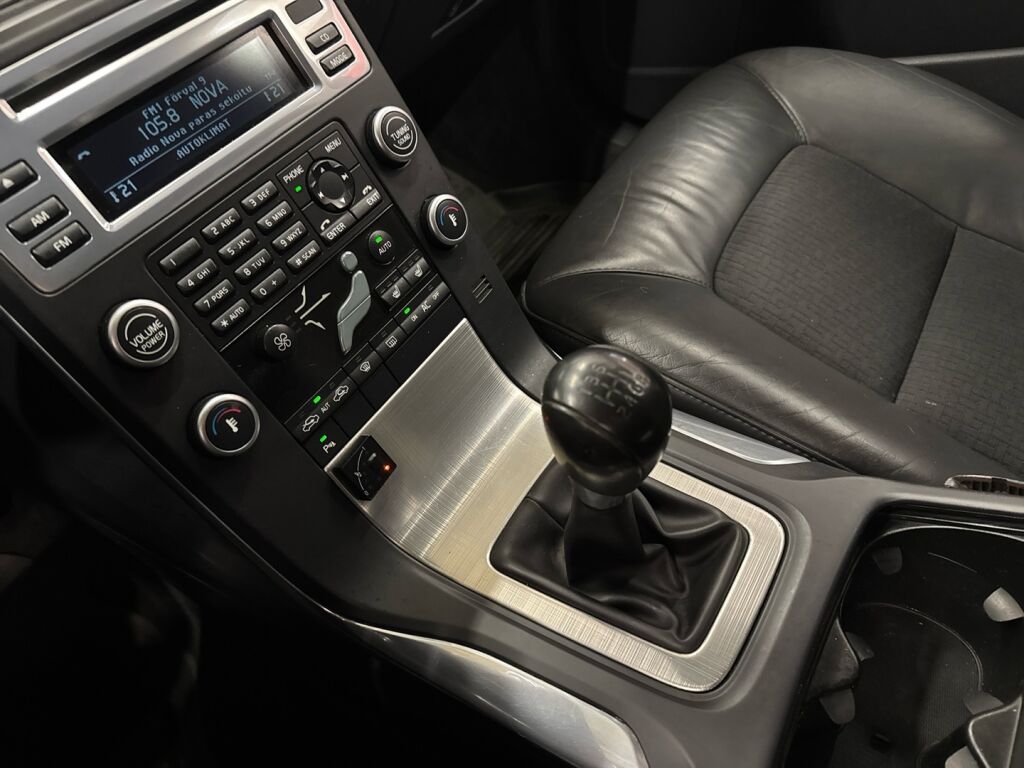 Volvo V70 2010 Punainen