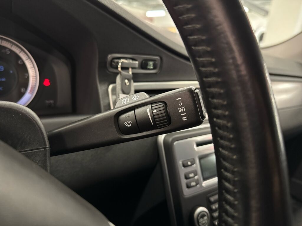 Volvo V70 2010 Punainen