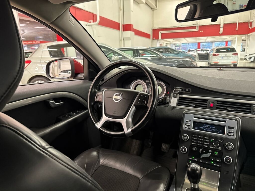 Volvo V70 2010 Punainen