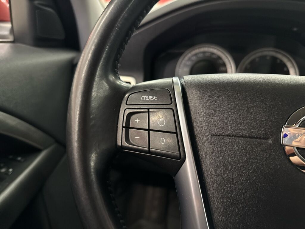 Volvo V70 2010 Punainen