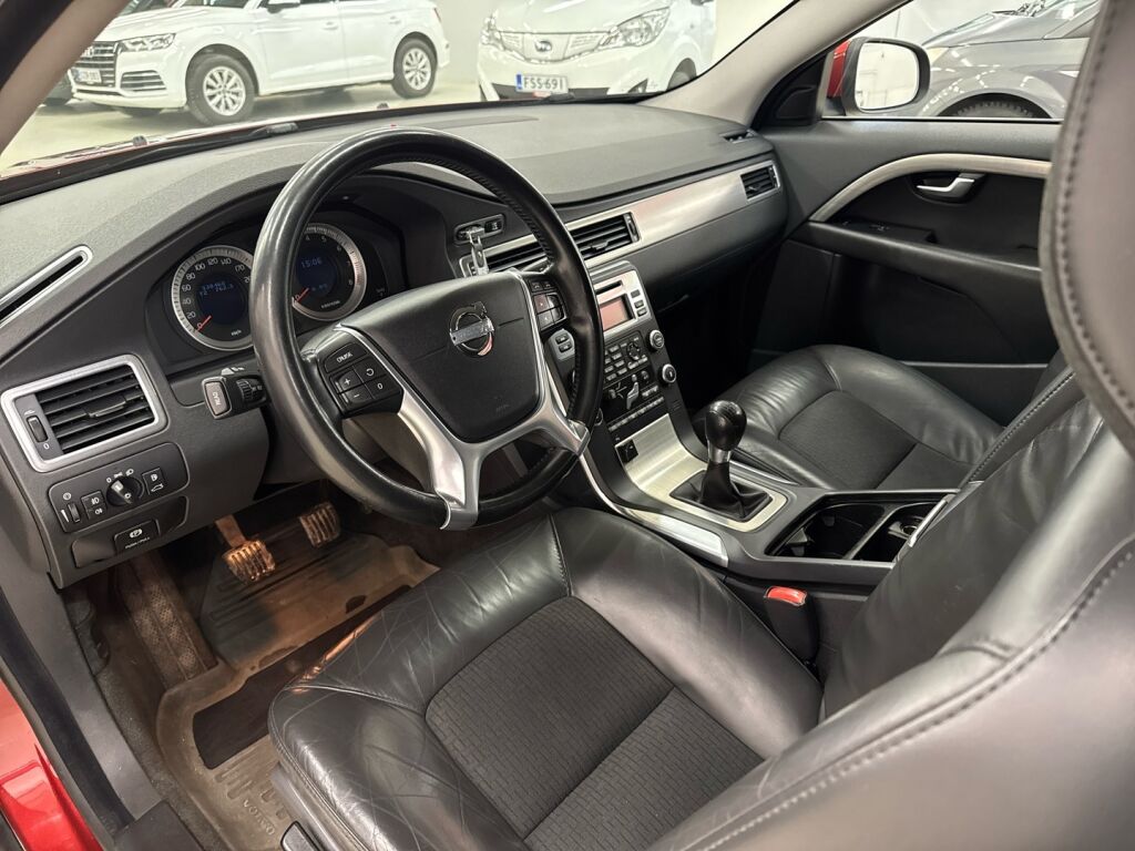 Volvo V70 2010 Punainen