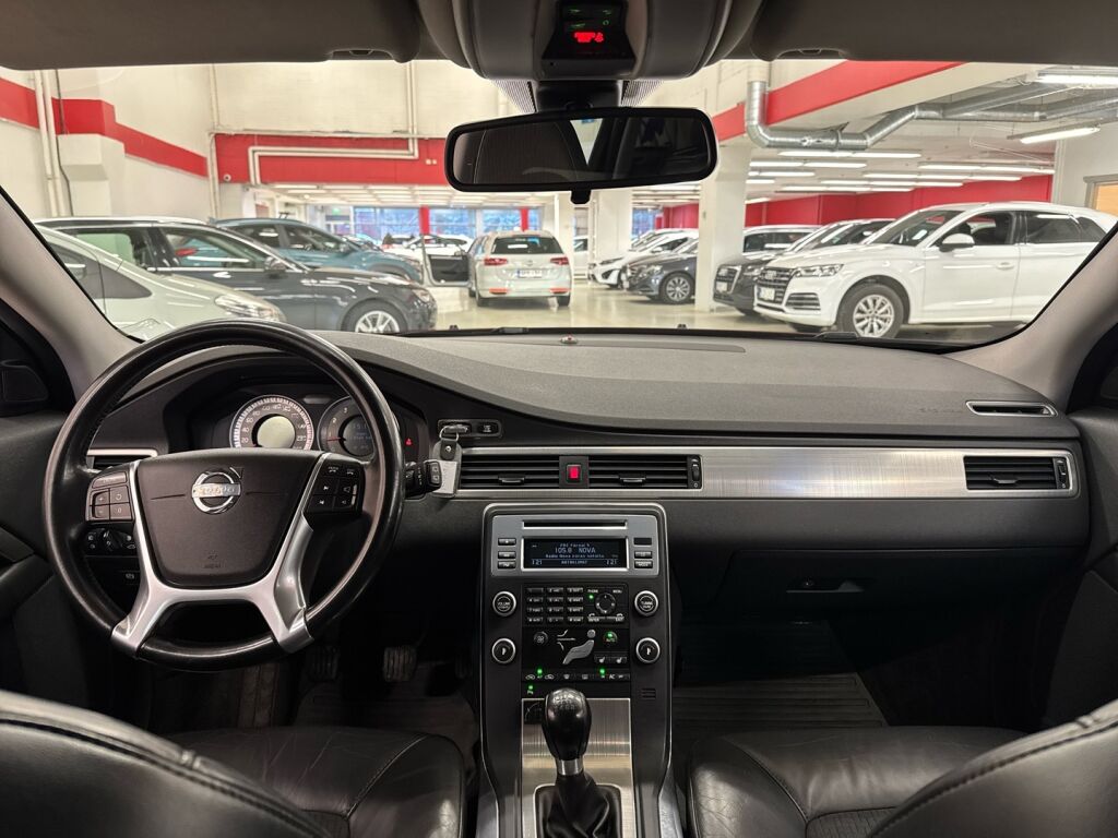 Volvo V70 2010 Punainen