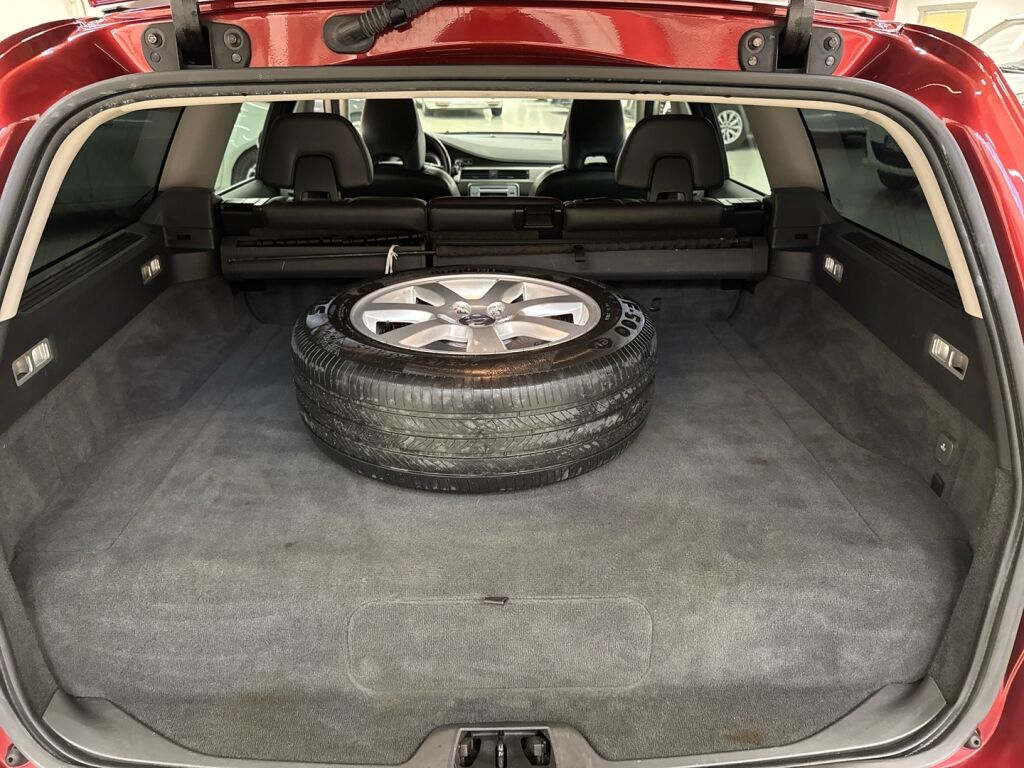 Volvo V70 2010 Punainen