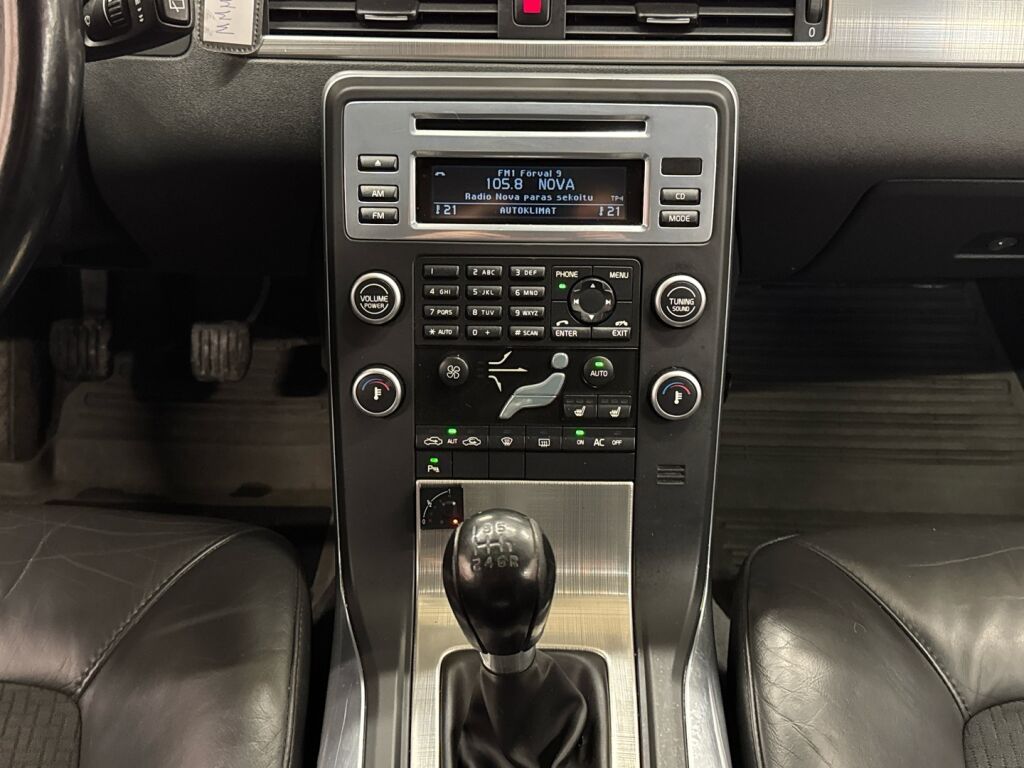 Volvo V70 2010 Punainen