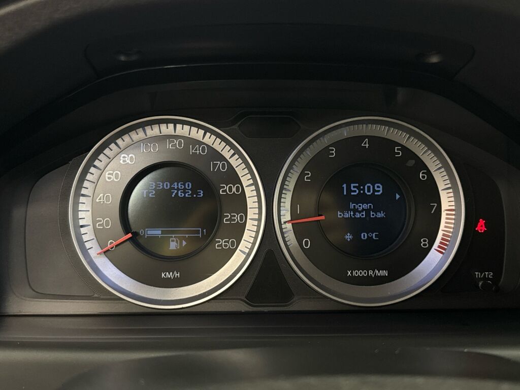 Volvo V70 2010 Punainen