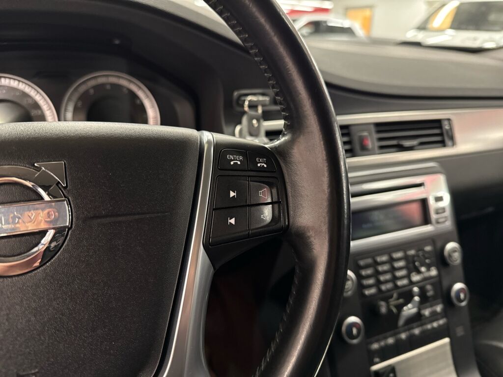 Volvo V70 2010 Punainen