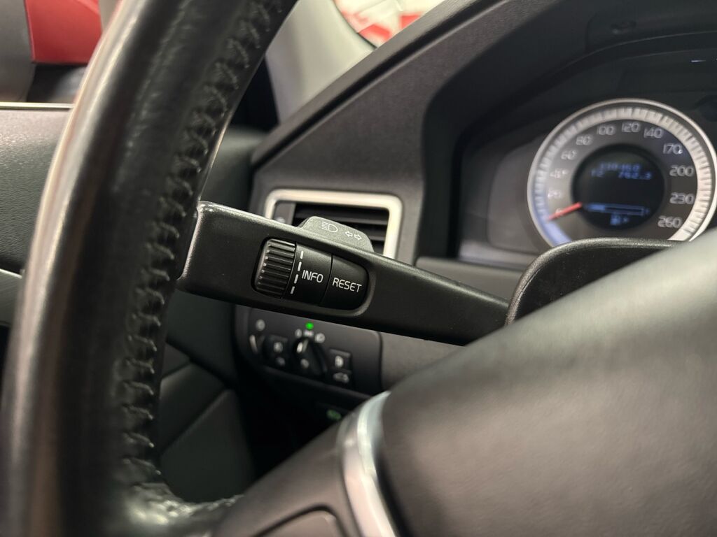 Volvo V70 2010 Punainen