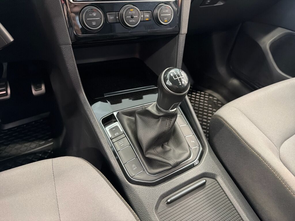 Volkswagen Golf Sportsvan 2016 Sininen