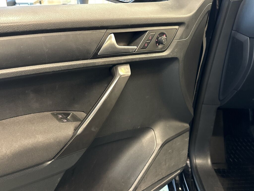 Volkswagen Caddy Maxi 2016 Musta