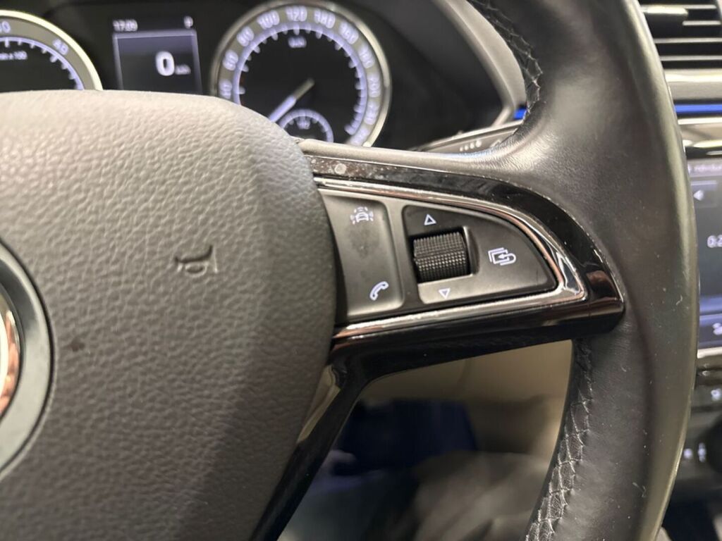 Skoda Superb 2016 Musta