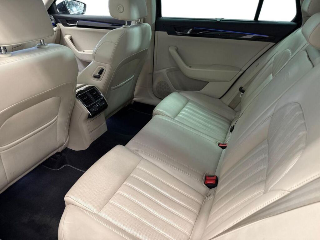 Skoda Superb 2016 Musta