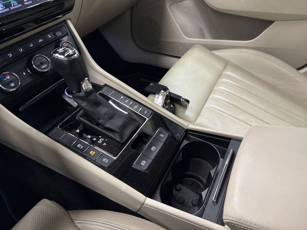 Skoda Superb 2016 Musta
