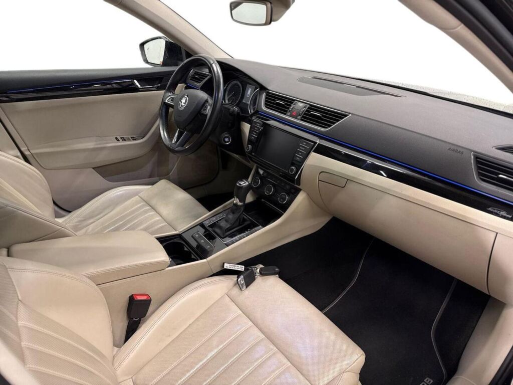 Skoda Superb 2016 Musta