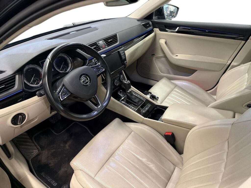 Skoda Superb 2016 Musta