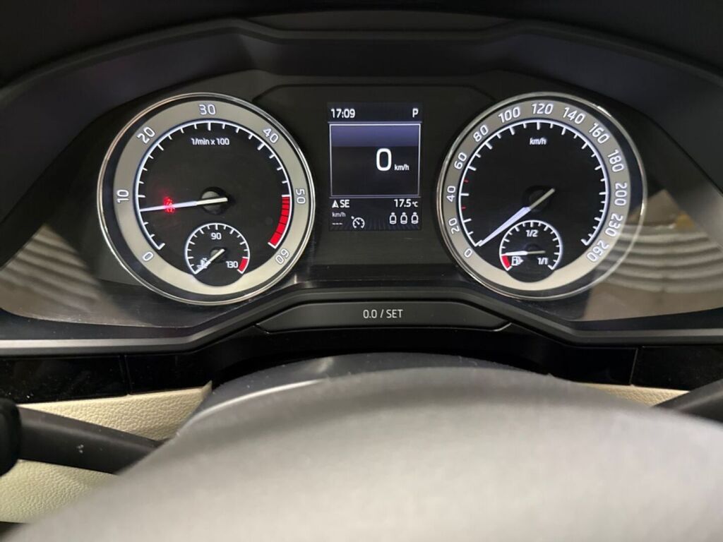 Skoda Superb 2016 Musta