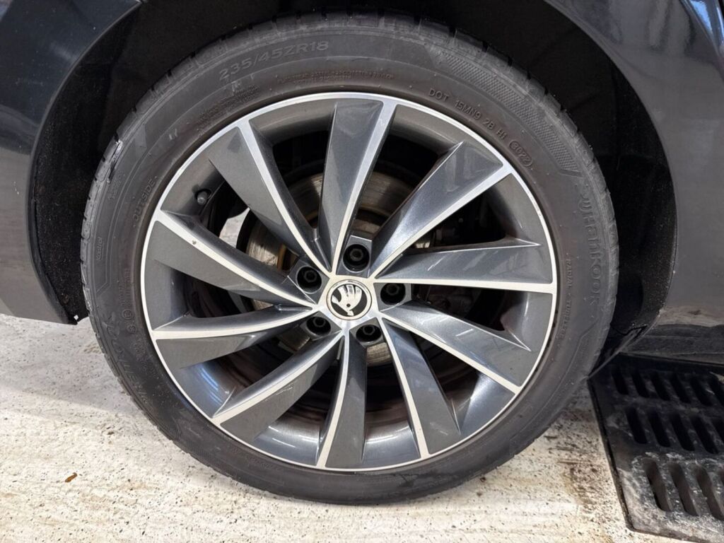 Skoda Superb 2016 Musta