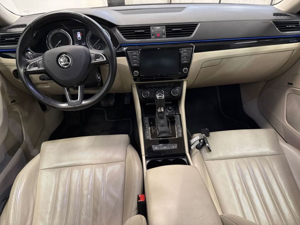 Skoda Superb 2016 Musta