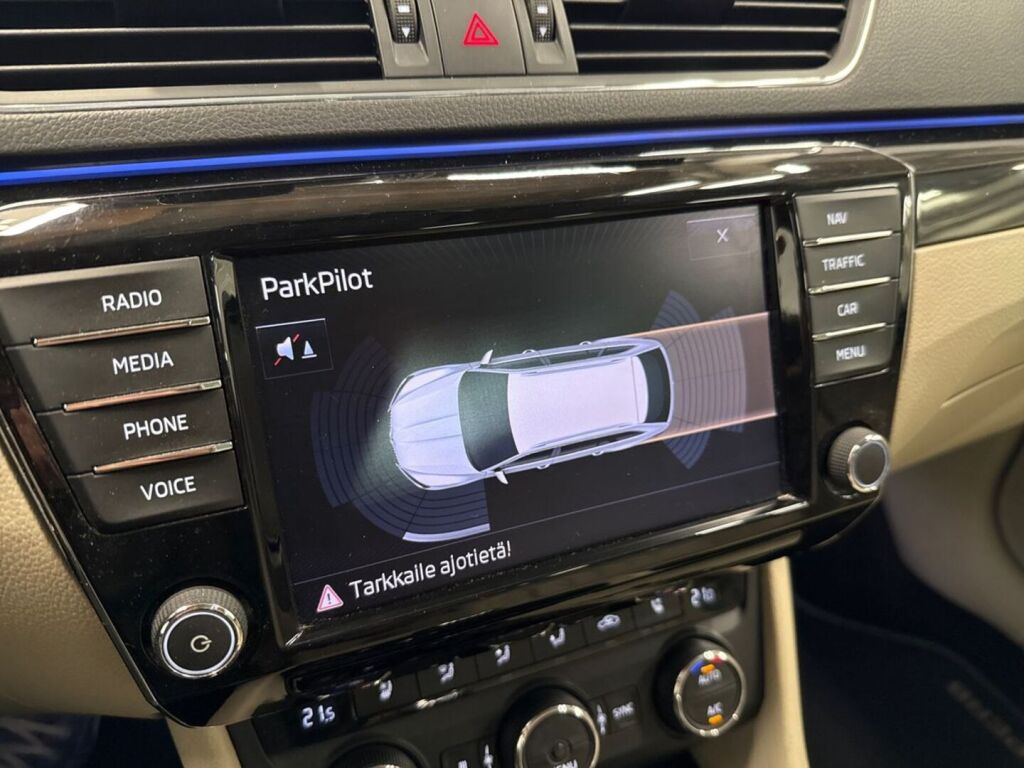Skoda Superb 2016 Musta