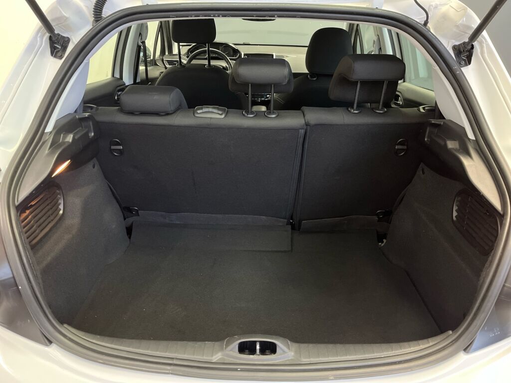 Peugeot 208 2016 Valkoinen