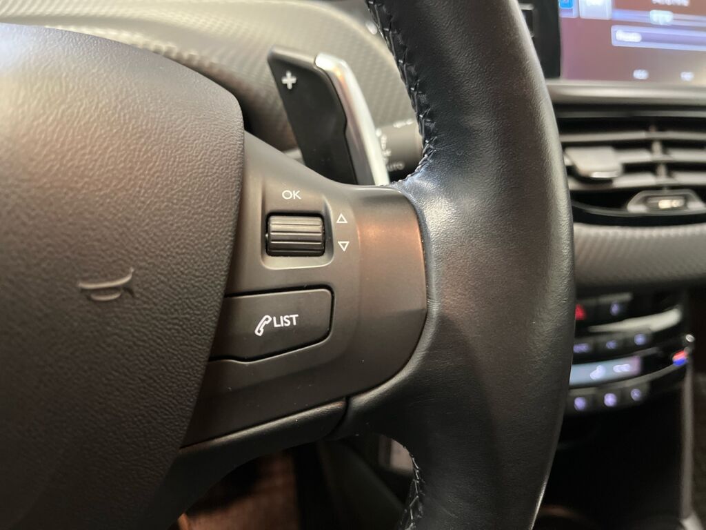 Peugeot 208 2016 Valkoinen