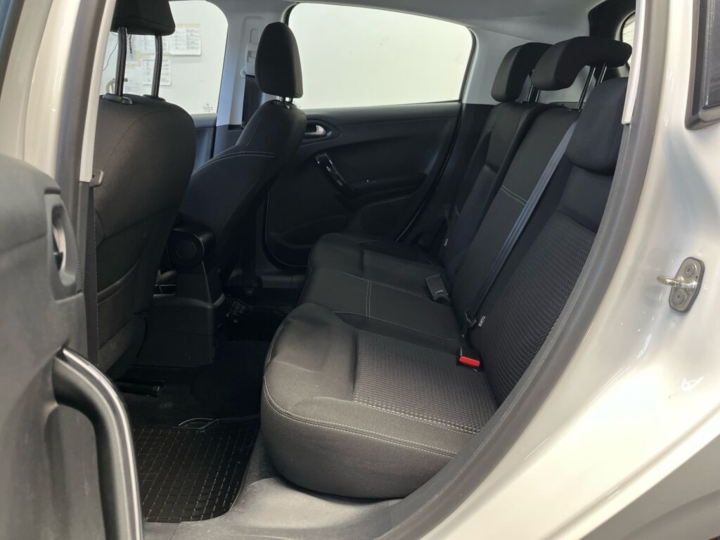 Peugeot 208 2016 Valkoinen