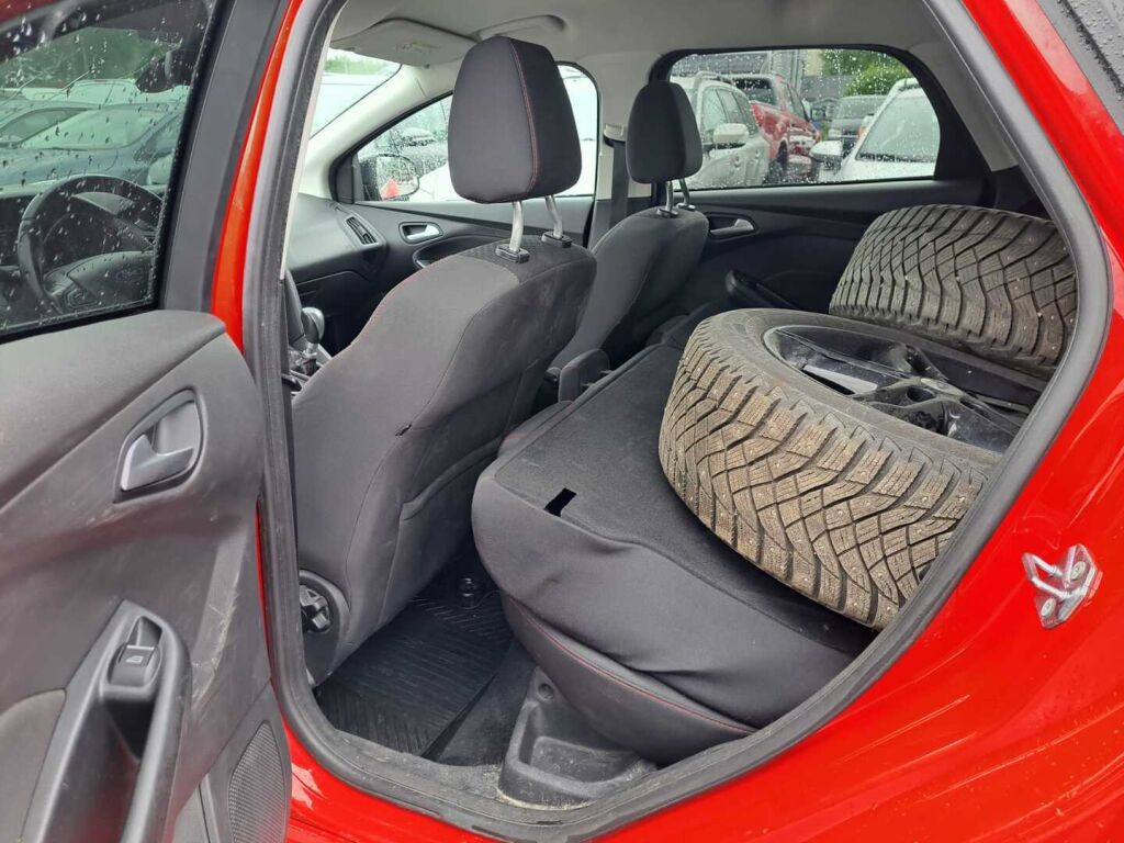 Ford Focus 2016 Punainen