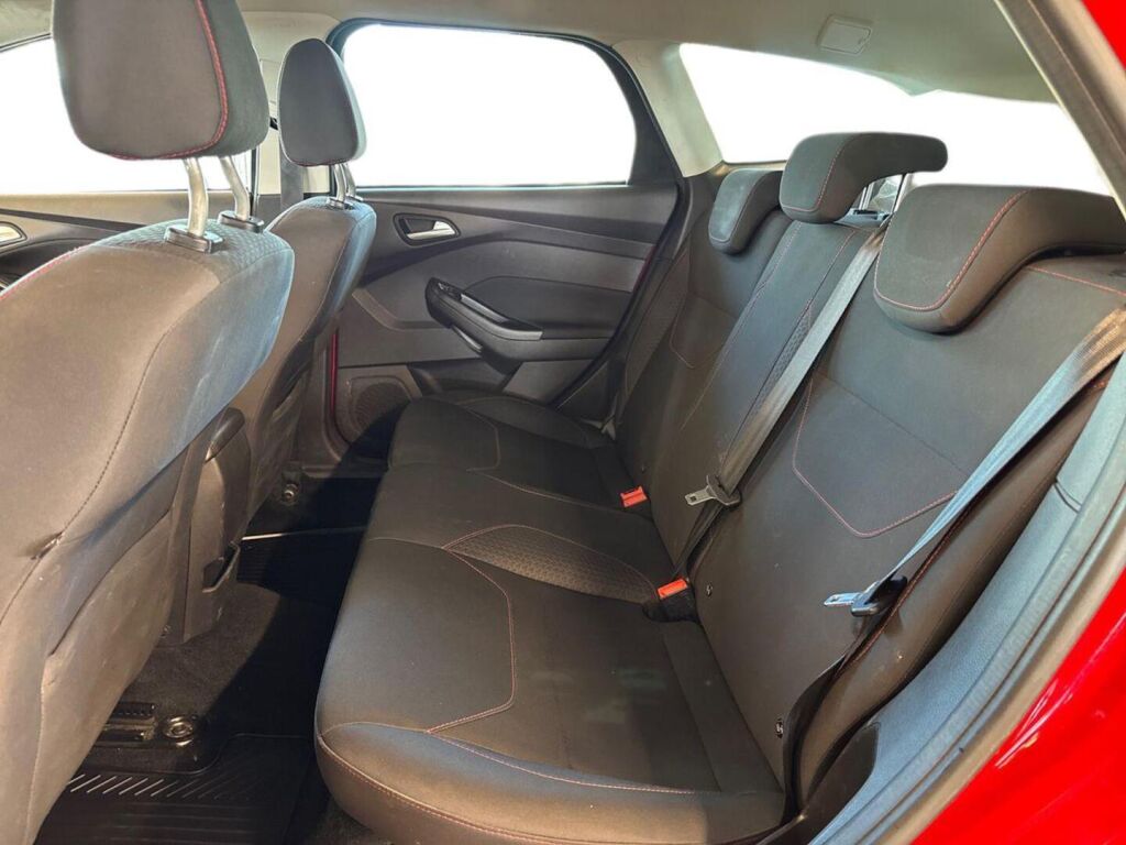 Ford Focus 2016 Punainen