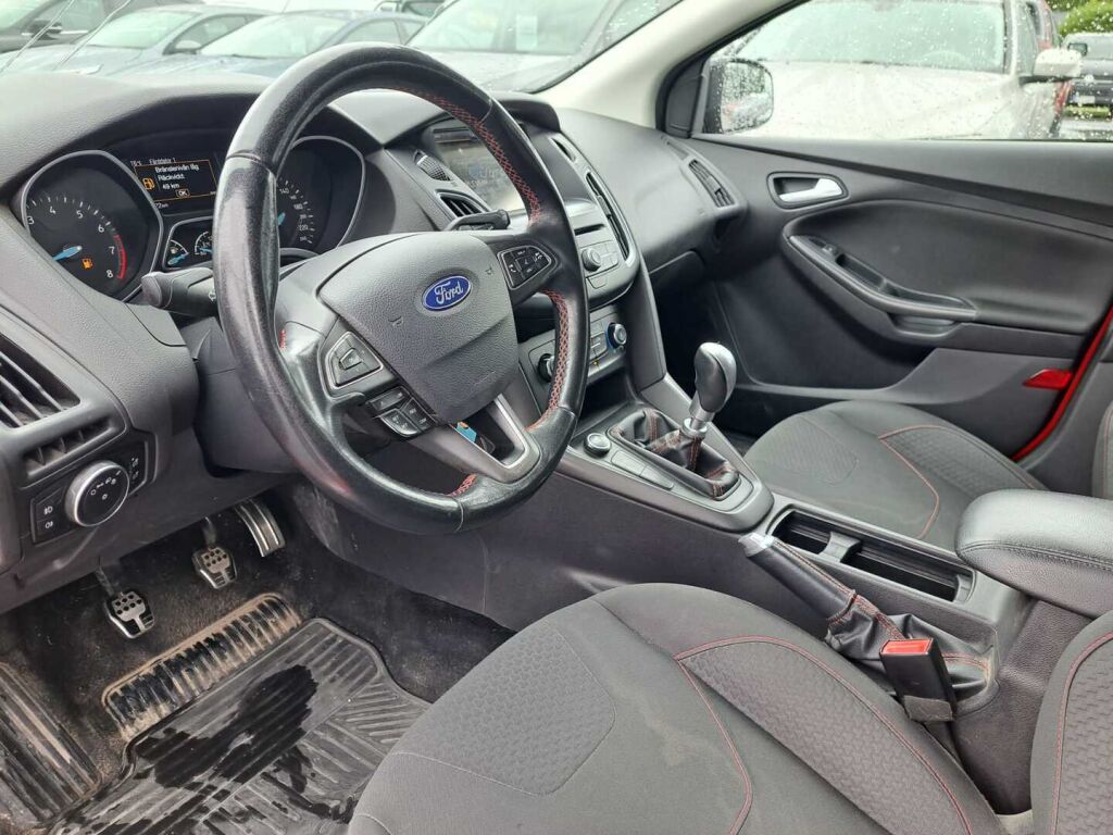 Ford Focus 2016 Punainen