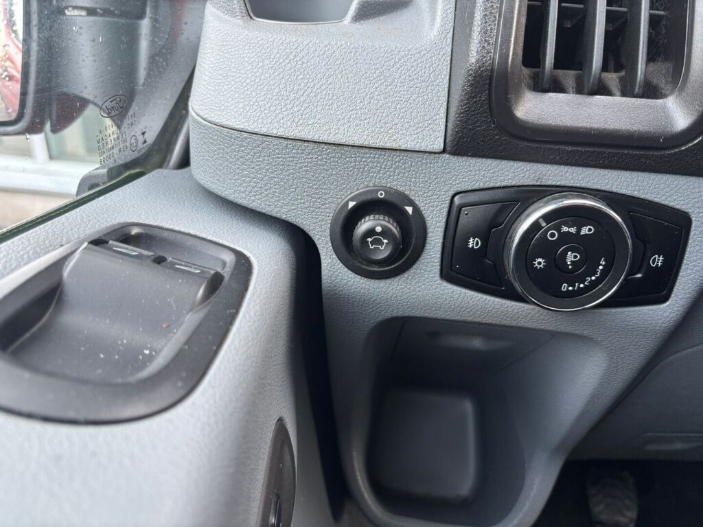 Ford Transit 2017 Punainen