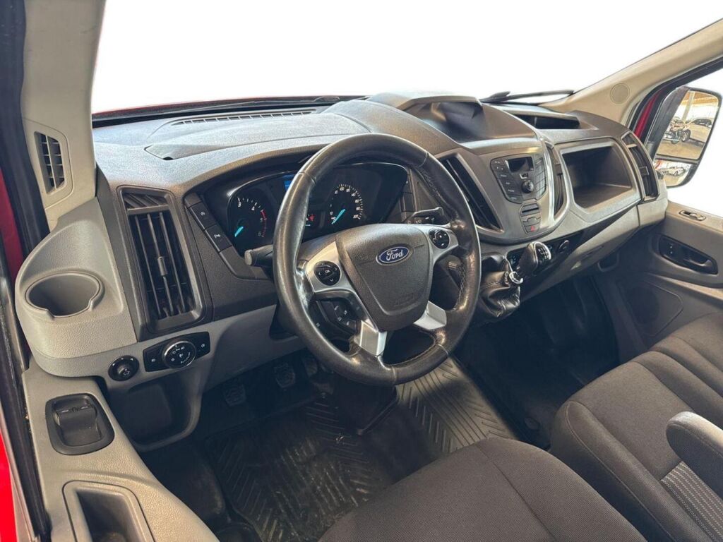 Ford Transit 2017 Punainen