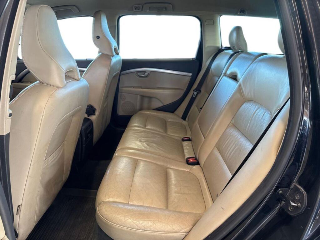 Volvo V70 2010 Musta