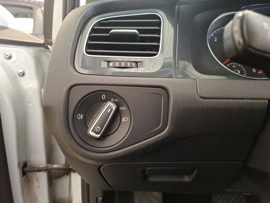 Volkswagen Golf 2017 Valkoinen