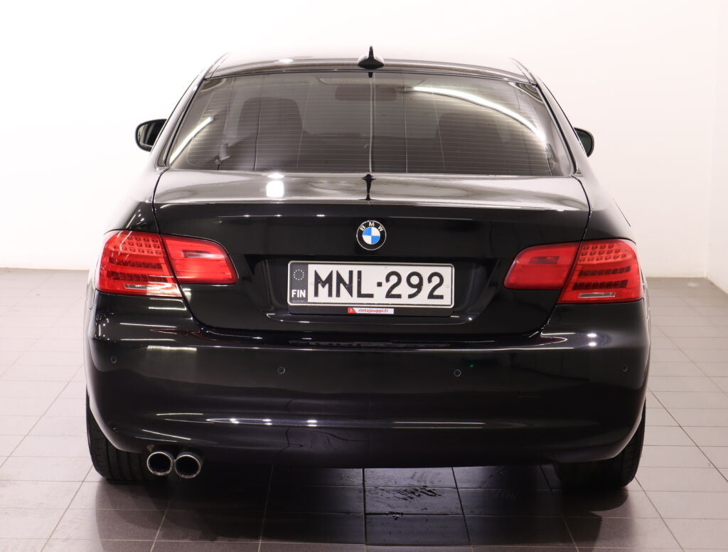 BMW 330 2010 Musta