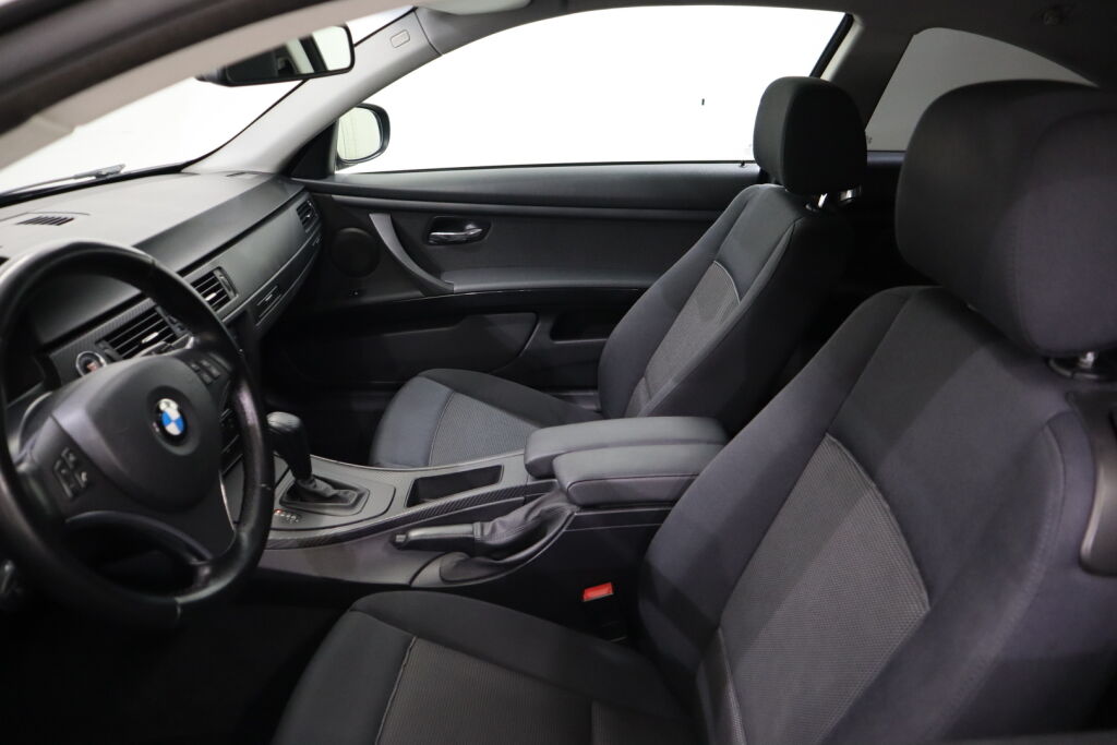 BMW 330 2010 Musta