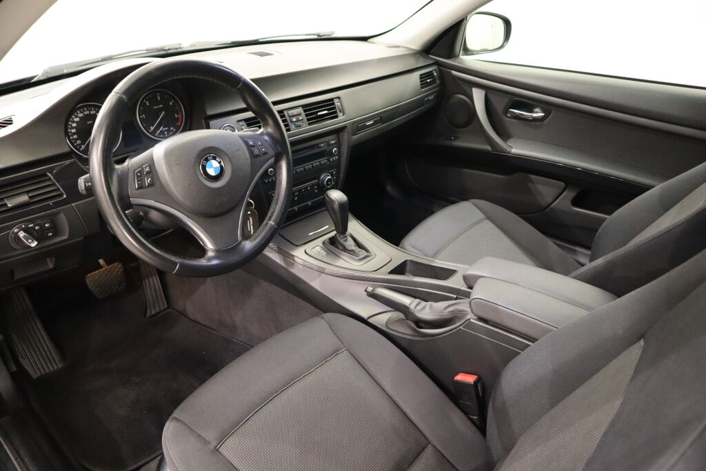 BMW 330 2010 Musta