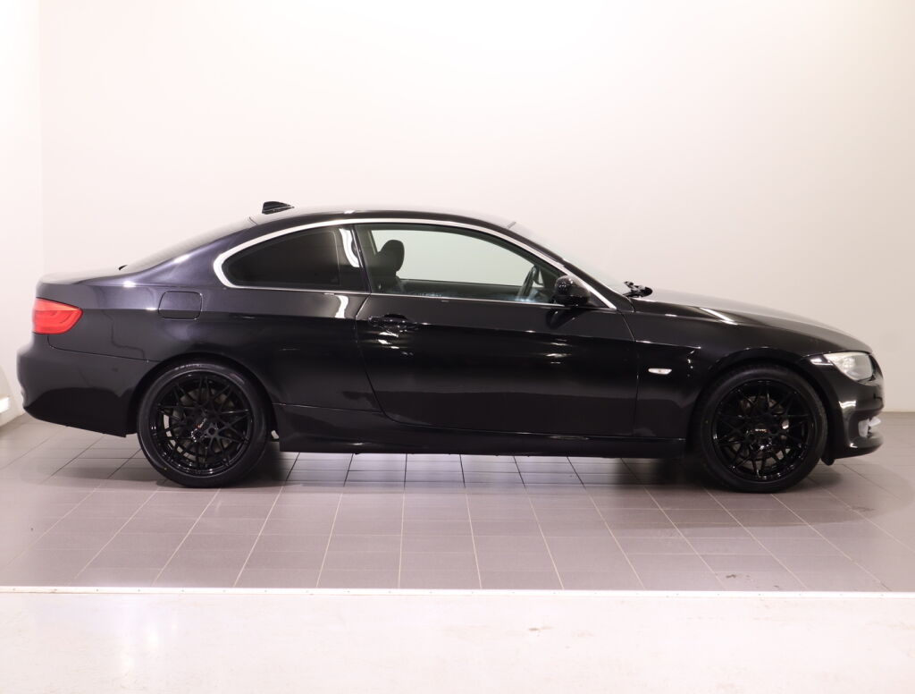 BMW 330 2010 Musta