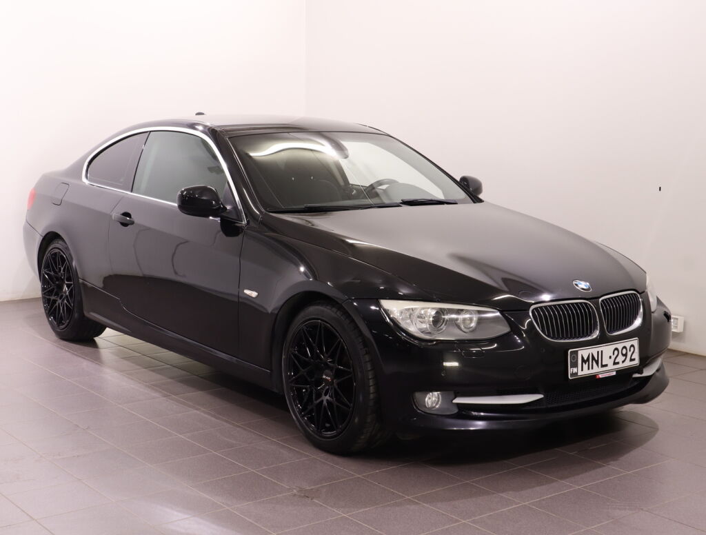 BMW 330 2010 Musta