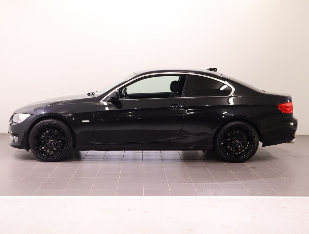 BMW 330 2010 Musta