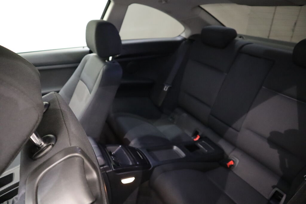 BMW 330 2010 Musta