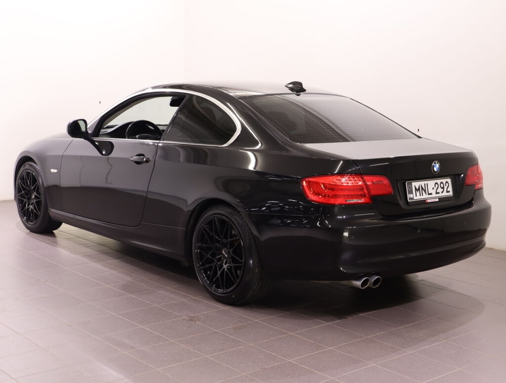 BMW 330 2010 Musta