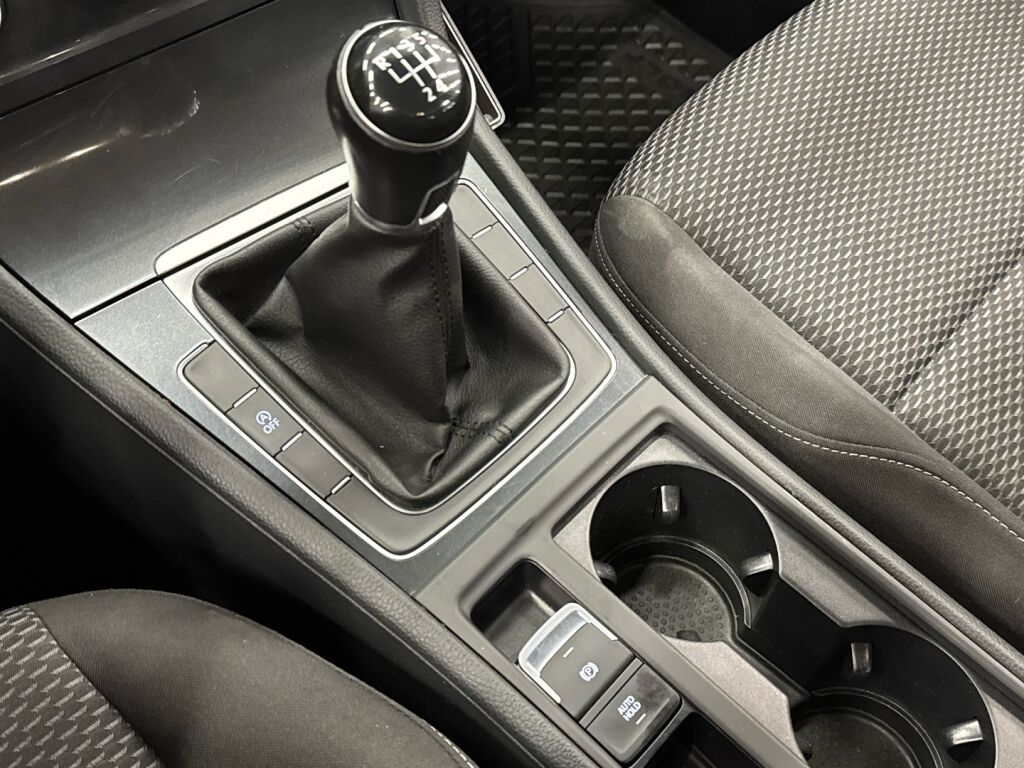 Volkswagen Golf 2018 Valkoinen