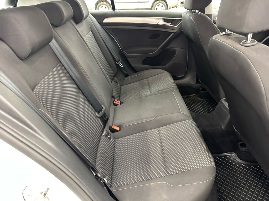 Volkswagen Golf 2018 Valkoinen