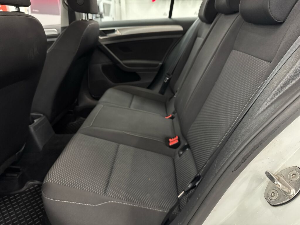 Volkswagen Golf 2018 Valkoinen