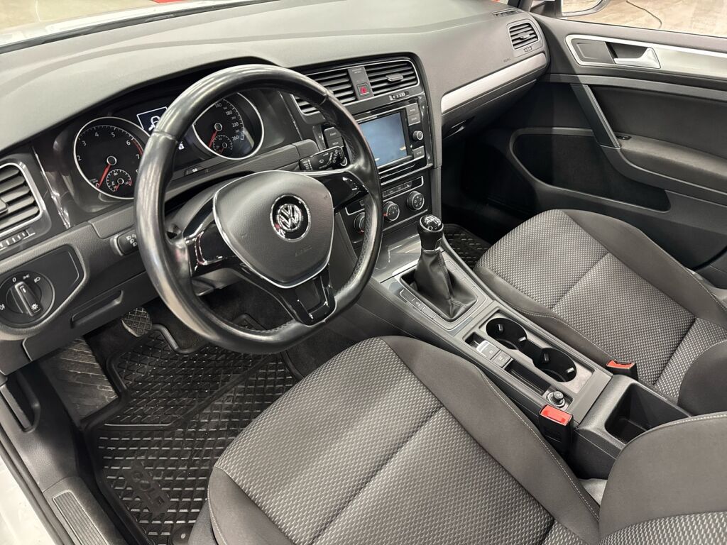 Volkswagen Golf 2018 Valkoinen