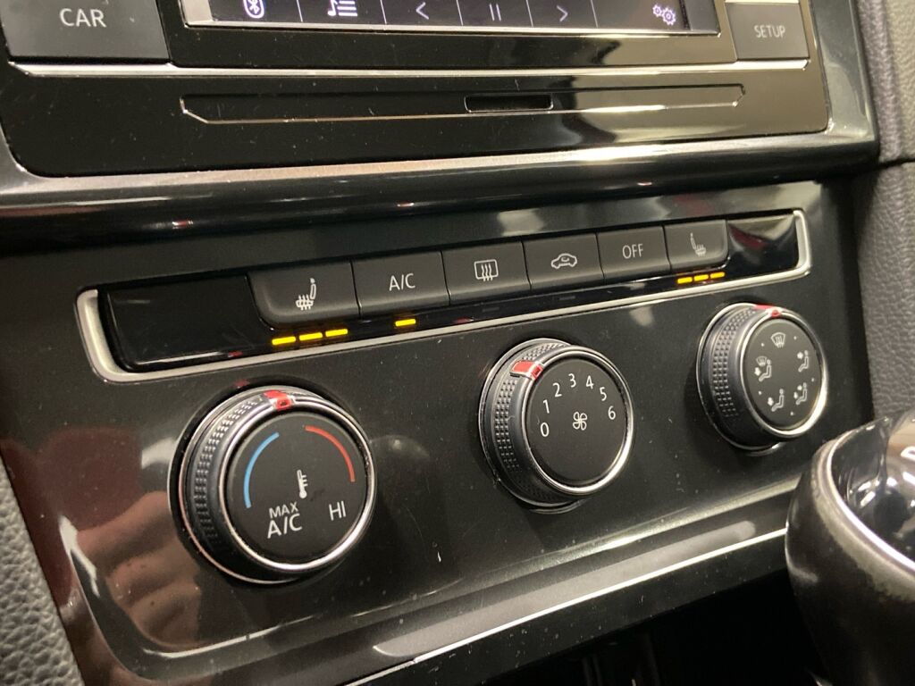 Volkswagen Golf 2018 Punainen