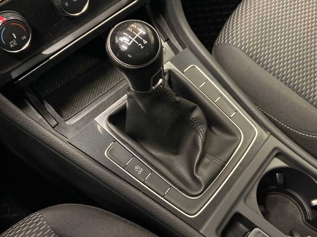 Volkswagen Golf 2018 Punainen