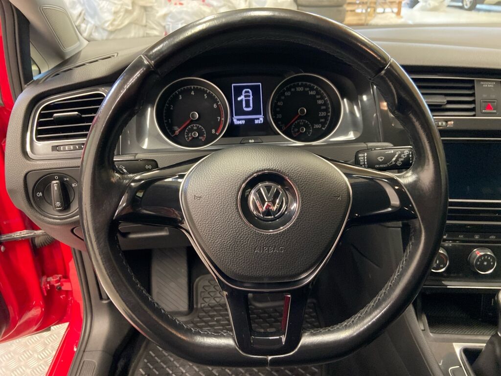 Volkswagen Golf 2018 Punainen
